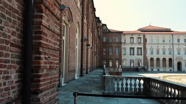 在意大利皮埃蒙特 人们沿着威尼斯王宫的城墙行走的观点 红砖的流行来刻画典雅的立面 美丽的夏日 — 图库视频影像