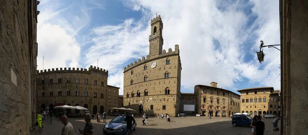 Volterra トスカーナ州 イタリア 2021年8月 中世の村のメイン広場の大規模な形式のパノラマショット 時計と塔とパラッツォ プリオリがシーンを支配しています 広場の人々 — ストック写真