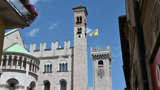 Trento Trentino Italy June 2021 아름다운 여름날에 산비질리오 대성당의 노란색 — 비디오