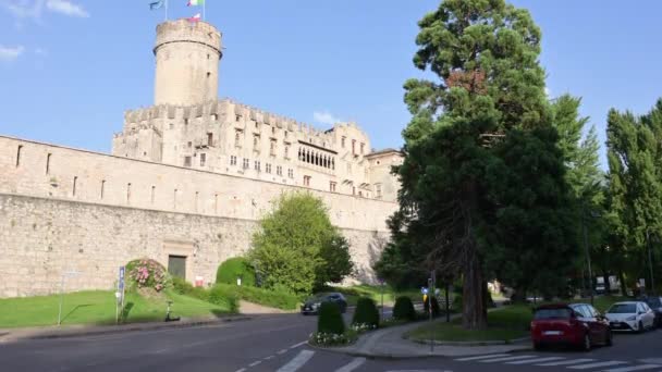 トレント トレンティーノ イタリア 2021年6月 美しい夏の日には ブオンコンシリオ城の4分の3の景色 証拠では 塔のフラグによってマウントされます 道路上の車の交通 — ストック動画
