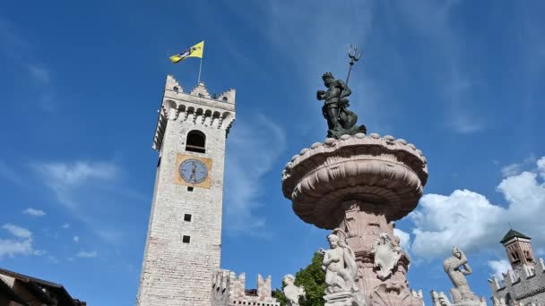 イタリアのトレント 2021年6月 メイン広場の美しい静的な映像 背景に市民タワーとネプチューンの噴水の詳細 天気の良い日 — ストック動画