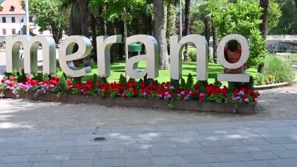 Merano Italy June 2021 중앙에 정원에서는 색깔의 금속으로 도시의 카프카스 — 비디오