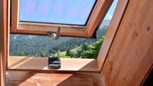 Través Una Ventana Velux Una Casa Montaña Ojo Capta Hermoso — Vídeos de Stock