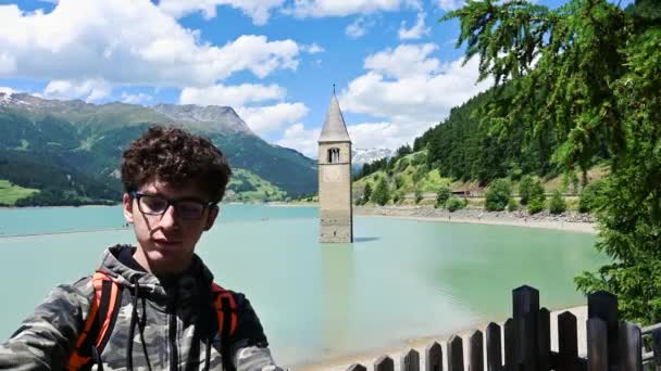 Curon Italië Juni 2021 Een Jongen Neemt Een Selfie Met — Stockvideo