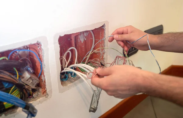 Electricista Trabajando Con Las Manos Conecta Dos Cables Para Poder — Foto de Stock