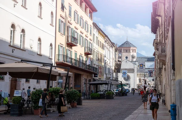 Trento Itália Junho 2021 Bela Vista Uma Das Ruas Centro — Fotografia de Stock