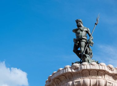 Trento, İtalya, Haziran 2021. Ana meydandaki güzel fotoğraf: Neptün çeşmesinin ayrıntıları Güneşli bir gün.