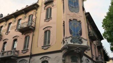 Torino, İtalya. Temmuz 2021. Casa Fenoglio Lafleur 'un mavi saatindeki güzel yakın çekim görüntüleri Torino' da tarihi bir binadır. Şehrin Art Nouveau stilinin simgesidir..