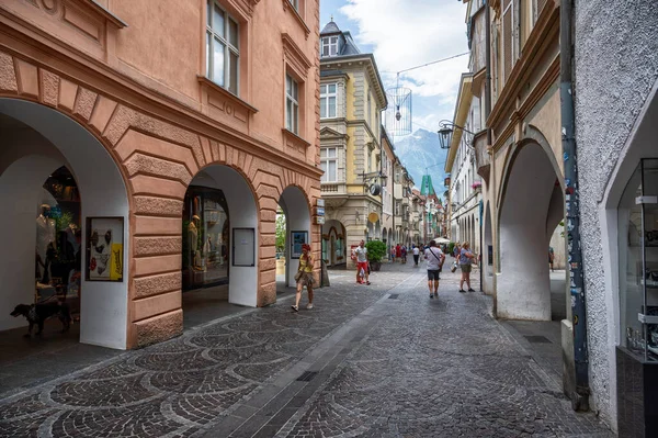 Merano Italy June 2021 메라노 오락실 아래에는 상점들 고객을 사람들 — 스톡 사진