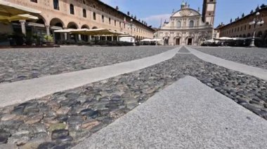 Vigevano, Lombardiya, İtalya. Temmuz 2021. Piazza del Duomo 'nun geniş açı mercekli ve alt görüş açılı görüntüleri. Güzel bir yaz günü. Kanıt olarak San Ambrogio Katedrali 'nin ön cephesi.