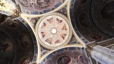 Vigevano, Lombardiya, İtalya. Temmuz 2021. Katedralin büyüleyici mahzeninin dönüşümlü çekimi. Parlak renkli freskler ve altın kaplamalar onları izleyenleri vurur..