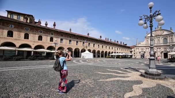 Vigevano Lombardia Włochy Lipiec 2021 Nagranie Turysty Średnim Wieku Fotografuje — Wideo stockowe