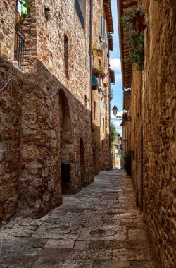 Colle dColle di Val d 'Elsa, Toskana, İtalya. Ağustos 2020. Tarihi merkezde bir ara sokakta fotoğraf: cazibeyle dolu ortaçağ zamanlarına ait büyüleyici görüntüler.