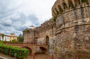 Colle Val d 'Elsa, Porta Nova şehrinin ortaçağ kapısı ve köprüsü. Ön manzara, insanlar giriyor. Siena ili, Toskana, İtalya.