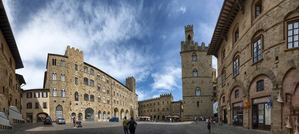 Volterra, Toskana, İtalya. Ağustos 2020. Piazza dei priori 'nin inanılmaz geniş formatlı panoramik görüntüsü. Güzel bir yaz günü, meydandaki insanlar.