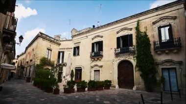 Lecce, Puglia, İtalya. Ağustos 2021 'de tarihi merkezin karakteristik binalarından birinde çekim yapıldı, insan yok. Güzel bir yaz günü.