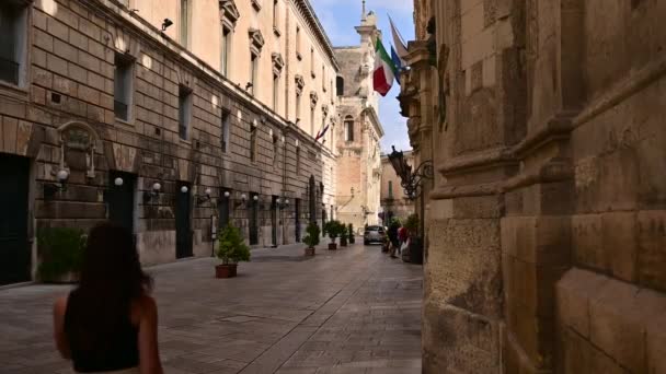 Lecce Puglia Italy 2021 아름다운 여름날 뒤에서 부부와 역사적 센터의 — 비디오