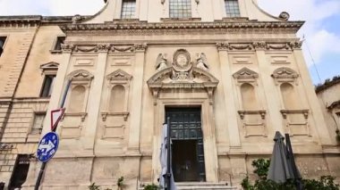 Lecce, Puglia, İtalya. Ağustos 2021. Tarihi merkezdeki Ges Kilisesi 'nin ön cephesinin eğik görüntüleri..