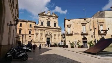 Lecce, Puglia, İtalya. Ağustos 2021. Tarihi merkezdeki Piazza Castromediano Sigismondo 'nun inanılmaz bir görüntüsü. Turistlerin geçişi, güzel bir yaz günü.