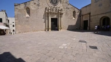 Otranto, Puglia, İtalya. Ağustos 2021. Santa Maria Annunziata katedralinin eğik görüntüleri. Güzel bir yaz günü.