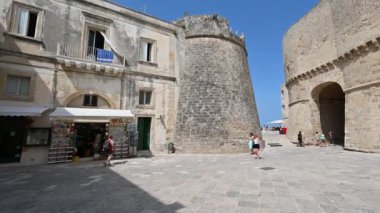 Otranto, Puglia, İtalya. Ağustos 2021. Kale duvarları içerisindeki kamera görüntüleri. Turistlerin geçişi, güneşli güzel bir gün.