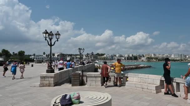 意大利Puglia的Otranto 2021年8月在海滨惊人的平底锅镜头下 人们沿着城墙停下来欣赏风景 美丽的夏日 — 图库视频影像