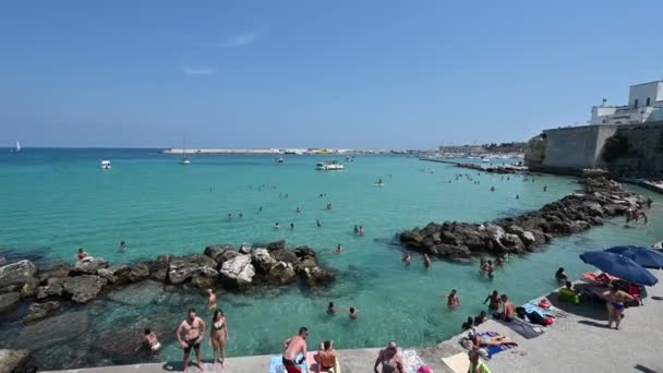 Otranto Puglia Italy 2021 산책로의 놀라운 영상을 사람들은 수영을 하면서 — 비디오