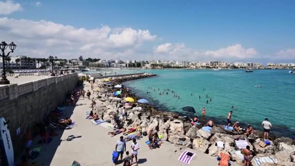 意大利Puglia的Otranto 2021年8月令人惊奇的平底锅镜头的长廊 人们一边游泳一边欣赏水晶清澈的大海 美丽的夏日 — 图库视频影像