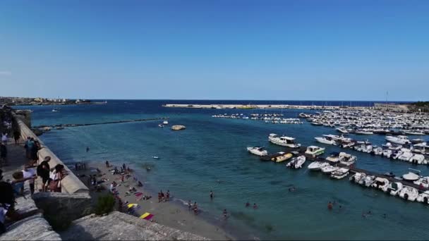 意大利Puglia的Otranto 2021年8月从村庄的全景点顶部拍摄的惊人的盘片断 凝视从城镇传到大海和码头 — 图库视频影像
