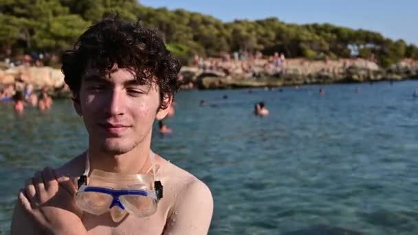 Retrato Joven Caucásico Bahía Porto Selvaggio Puglia Italia Háblenos Experiencia — Vídeos de Stock