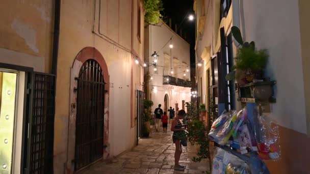 Gallipoli Puglia Itália Agosto 2021 Vida Noturna Nos Becos Centro — Vídeo de Stock