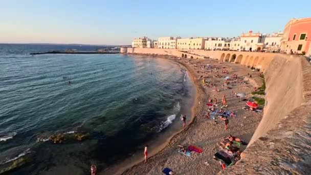 Hihetetlen Naplementés Felvételek Gallipoli Tengerpartjáról Salento Szívéről Pugliában Olaszország Emberek — Stock videók