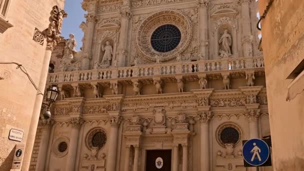 レッチェ プーリア イタリア 2021年8月 サンタ クローチェ大聖堂は レチェ バロックの最良の例です 傾斜映像は ファサードの詳細の豊かさを強調しています — ストック動画