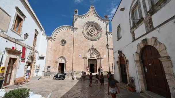 Ostuni Puglia Olaszország 2021 Augusztus Katedrális Felé Vezető Felvételen Turistákkal — Stock videók