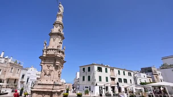 オストゥーニ プーリア州 イタリア 2021年8月 デッラ リベルト広場のパン映像 高さ21メートルのサン オロンゾのハイライト列 — ストック動画
