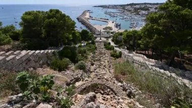 Santa maria di Leuca, Puglia, İtalya. Köyün bakış açısından inanılmaz görüntüler suni deniz suyu taşkınlığının kurumuş yatağını vurguluyor. Tilt hareketi. Güzel bir yaz günü..