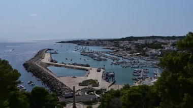 Santa maria di Leuca, Puglia, İtalya. Limanı ön plana çıkaran, köyün bakış açısından inanılmaz görüntüler. Pan hareketi. Güzel bir yaz günü..