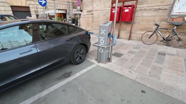 Λέτσε Πούλια Ιταλία Αύγουστος 2021 Pan Πλάνα Ενός Αυτοκινήτου Tesla — Αρχείο Βίντεο