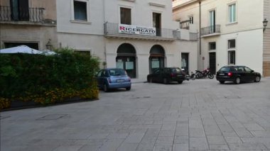 Lecce, Puglia, İtalya. Ağustos 2021. Santa Croce Kilisesi 'ne yaklaşırken inanılmaz görüntüler görüyoruz: Lecce Barok' un en iyi örneği. Caddenin köşesinde büyüleyici bir yüz var..
