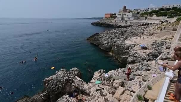 意大利Puglia Santa Cesarea Terme海景图像 2021年8月在一个壮观的夏日 奥斯曼帝国风格的别墅粘贴在海岸的轮廓上很醒目 — 图库视频影像