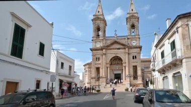 Alberobello, Puglia, İtalya. Ağustos 2021. Aziz Cosmas ve Damian Katedral Bazilikası (Parrocchia Santuario Basilica S.S. Cosma E Damiano)