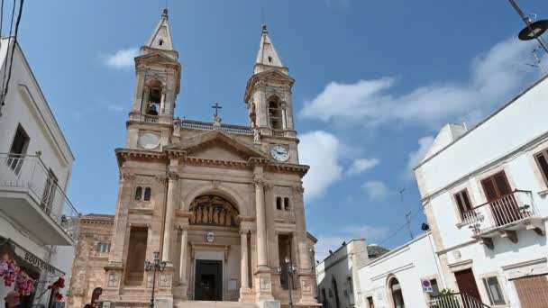 意大利Puglia的Alberobello 2021年8月圣科马斯和达米安大教堂 Parrocchia Santuario Basilica Cosma Damiano 的惊人的盘片断 — 图库视频影像