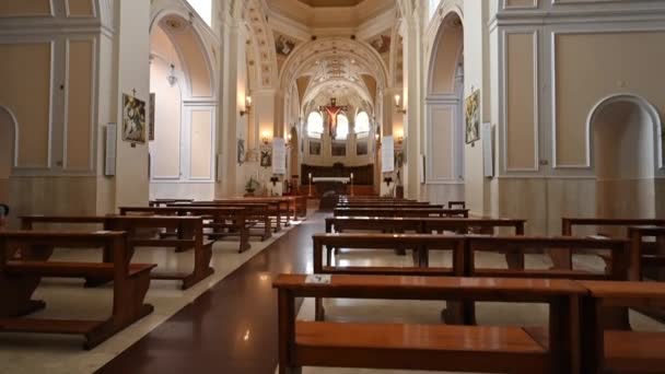 Alberobello Puglia Italy August 2021 Amazing Tilt Footage Interior Cathedral — Stock Video