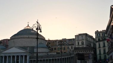 Napoli, İtalya, 27 Aralık 2024. Öğleden sonra Piazza del Plebiscito 'nun kamera görüntüleri..