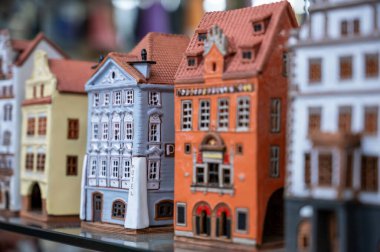 Prag, Çek Cumhuriyeti, 7 Ağustos 2023. Bir hediyelik eşya dükkanında, eski kasabanın minyatür evlerinin yakın çekimi..