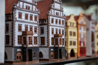 Prag, Çek Cumhuriyeti, 7 Ağustos 2023. Bir hediyelik eşya dükkanında, eski kasabanın minyatür evlerinin yakın çekimi..