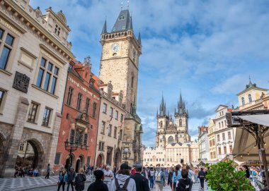 Prag, Çek Cumhuriyeti, 7 Ağustos 2023, kalabalık Old Town Square 'in Iconic çekimi. Yaz günü, kulede soldaki astronomik saat sağdaki Tyn 'dan önce Meryem Ana Kilisesi..