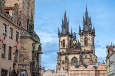 Prag, Çek Cumhuriyeti, 7 Ağustos 2023 Eski Şehir Meydanı 'nın Iconic çekimi. Yaz günü, kulede soldaki astronomik saat sağdaki Tyn 'dan önce Meryem Ana Kilisesi..