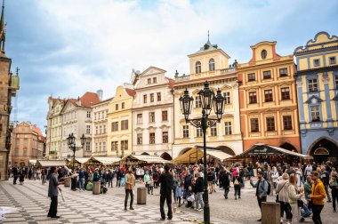 Prag, Çek Cumhuriyeti, 7 Ağustos 2023. Kalabalık Eski Şehir Meydanı 'nın ikonik görüntüsü. Bir yaz günü, renkli cepheli güzel tarihi evler kalabalık meydanı sarar..