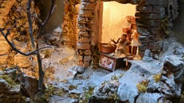 Napoli, İtalya, 27 Aralık 2024. Via An Gregorio Armeno 'da İsa' nın doğumu sahnesini gösteren bir görüntü. Mekanizma, bibloyu döngüsel olarak hareket ettiriyor. Turistik yerler.